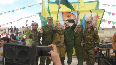 Rus askerleri YPG bayraklarıyla poz verdi!