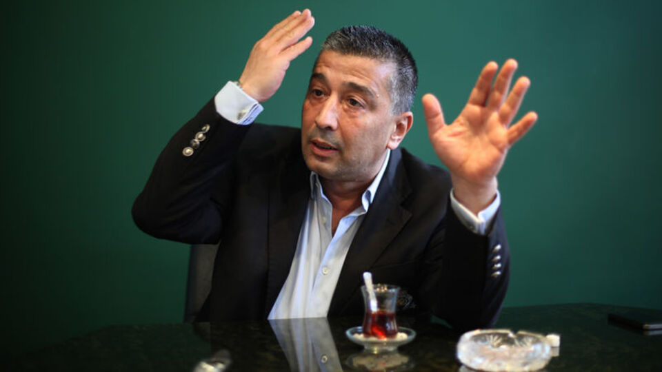 Yalçın Çakır, canlı yayında kalp krizi geçirdi