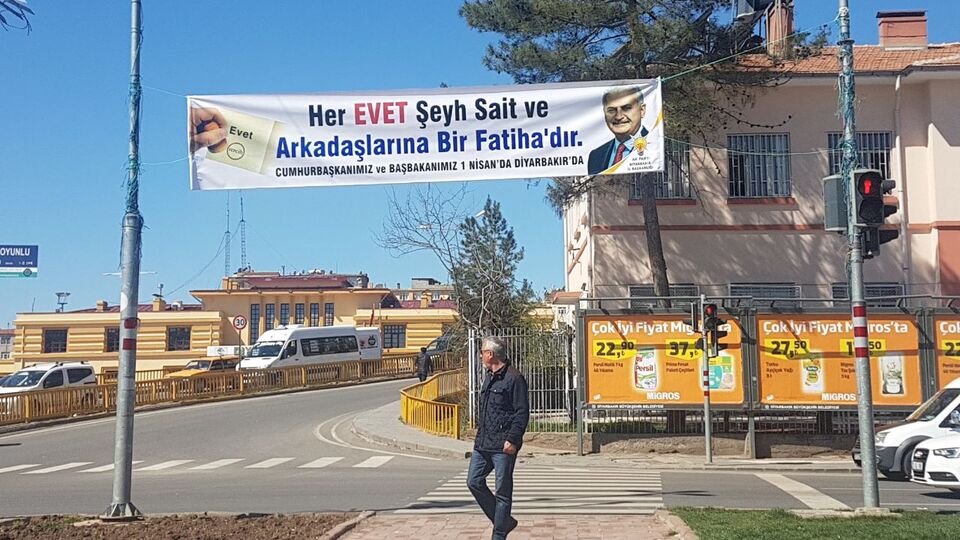 AK Parti'den o pankarta açıklama