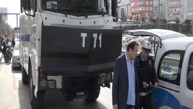 Ünlü oyuncunun arabasına TOMA çarptı