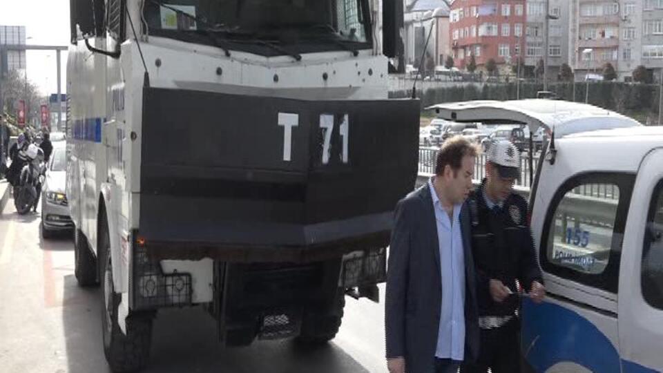 Ünlü oyuncunun arabasına TOMA çarptı