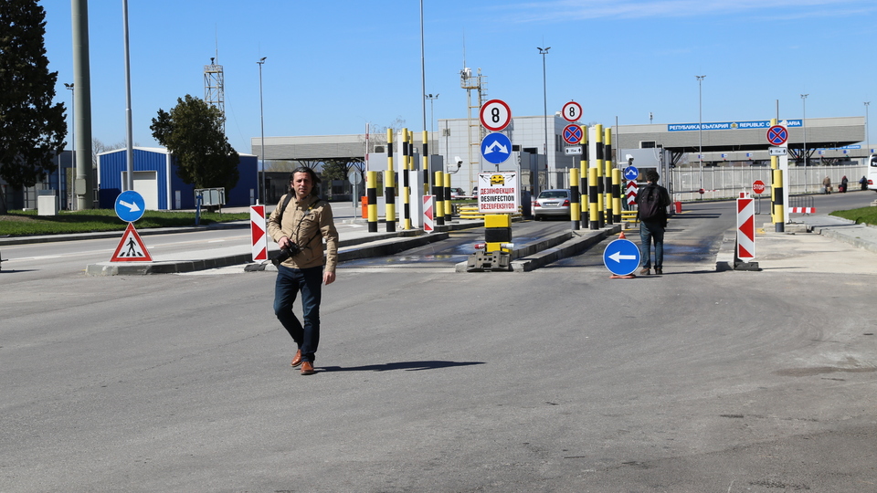 Seçmenler, Bulgaristan sınırını yürüyerek geçiyor!