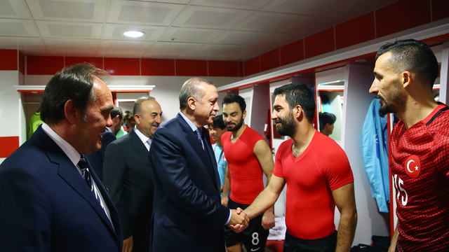 Cumhurbaşkanı Erdoğan soyunma odasına indi
