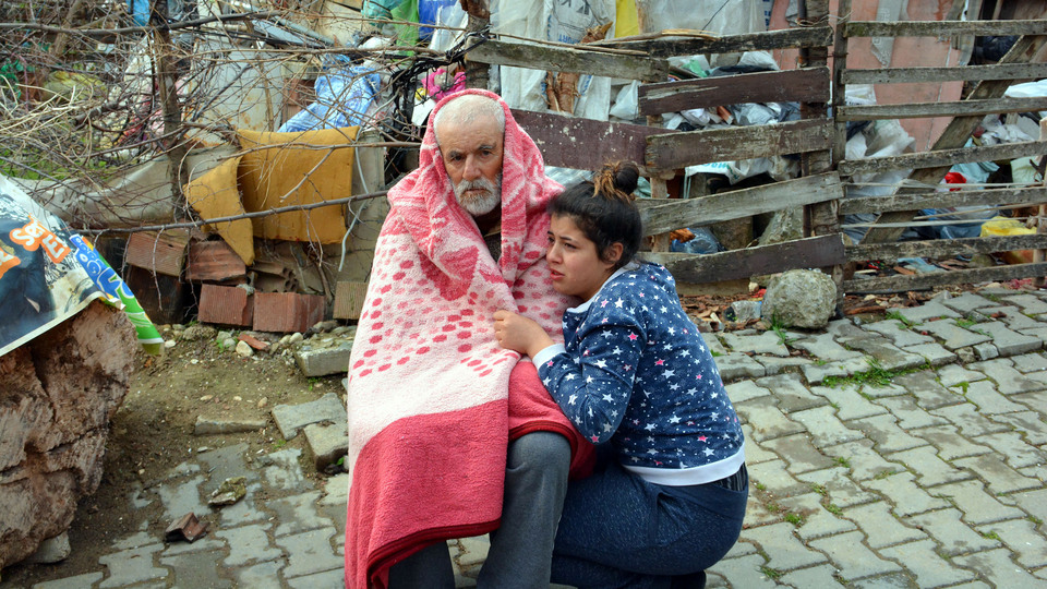 Yaşlı çifti torunları kurtardı