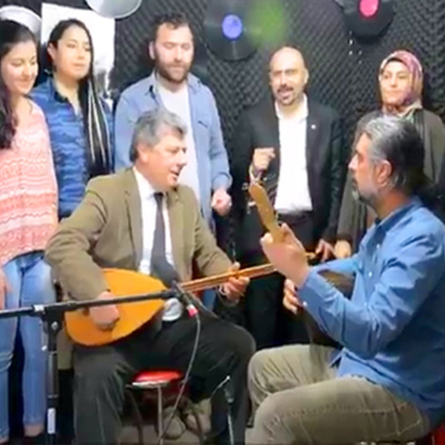 CHP'li Balbay 'Hayır' için sazı eline aldı!