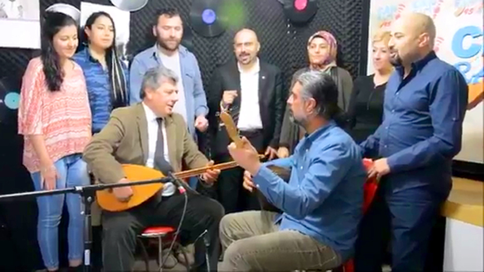 CHP'li Balbay 'Hayır' için sazı eline aldı!