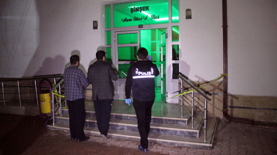 Evinin önünde uğradığı bıçaklı saldırıda öldü