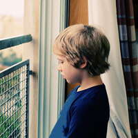 Gözlerini yoldan geçen arabalardan ayıramıyorsa...