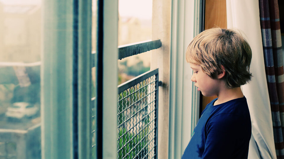 Gözlerini yoldan geçen arabalardan ayıramıyorsa...