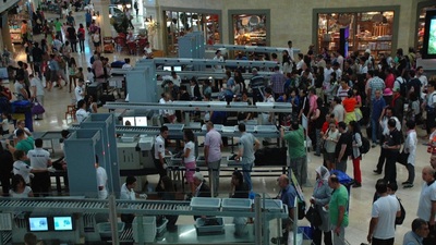 Uçakta kural tanımayan yolcular yandı