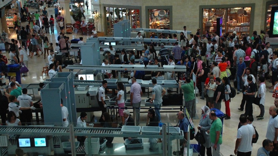 Uçakta kural tanımayan yolcular yandı