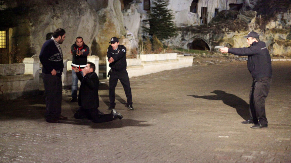 Ülfet, Kudret'i ihbar ediyor, Kudret suçüstü yakalanıyor!