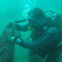 Ata Demirer denizden çöp topladı