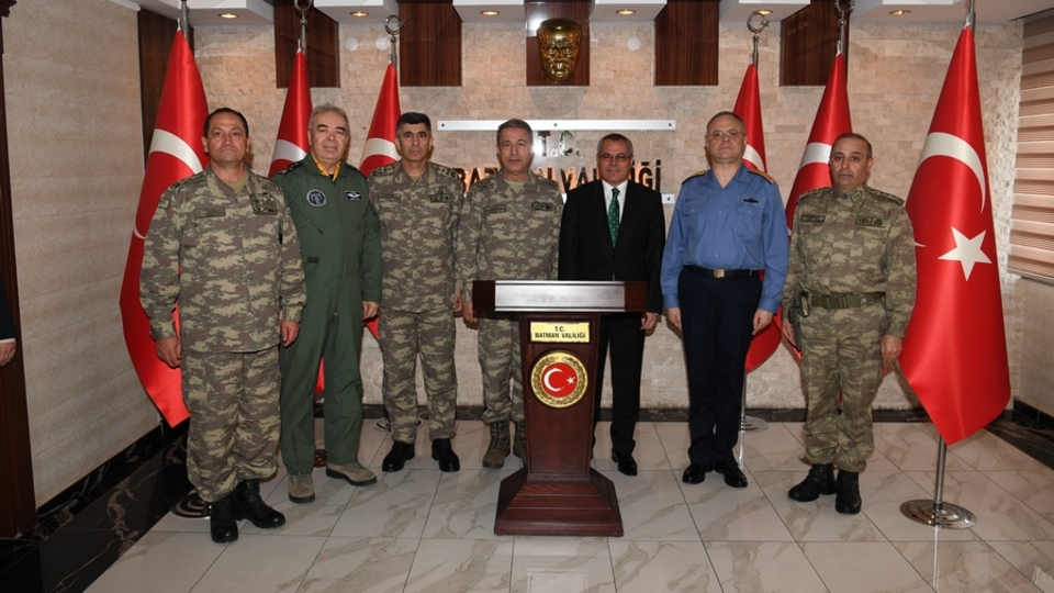 Komutanların gezisinde ilginç detay