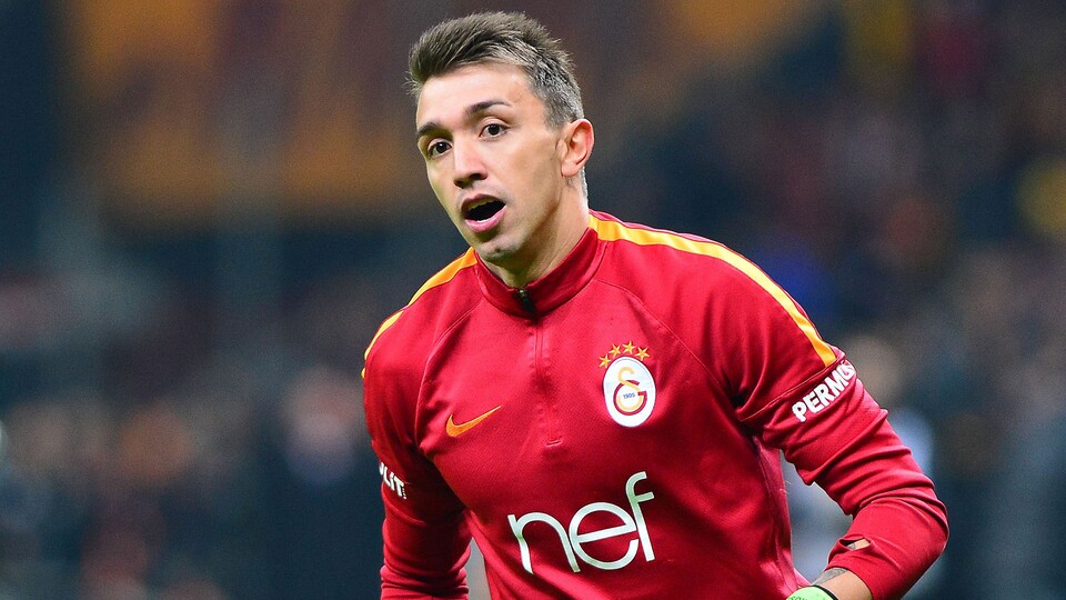 Muslera imzaya kaldı!