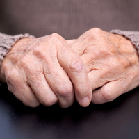 Genç-yaşlı dinlemeyen Parkinson'un belirtileri!