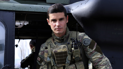 Berk Oktay, yeni dizisi "Savaşçı"daki yüzbaşı rolü ile pazar akşamı izleyici karşısına çıktı