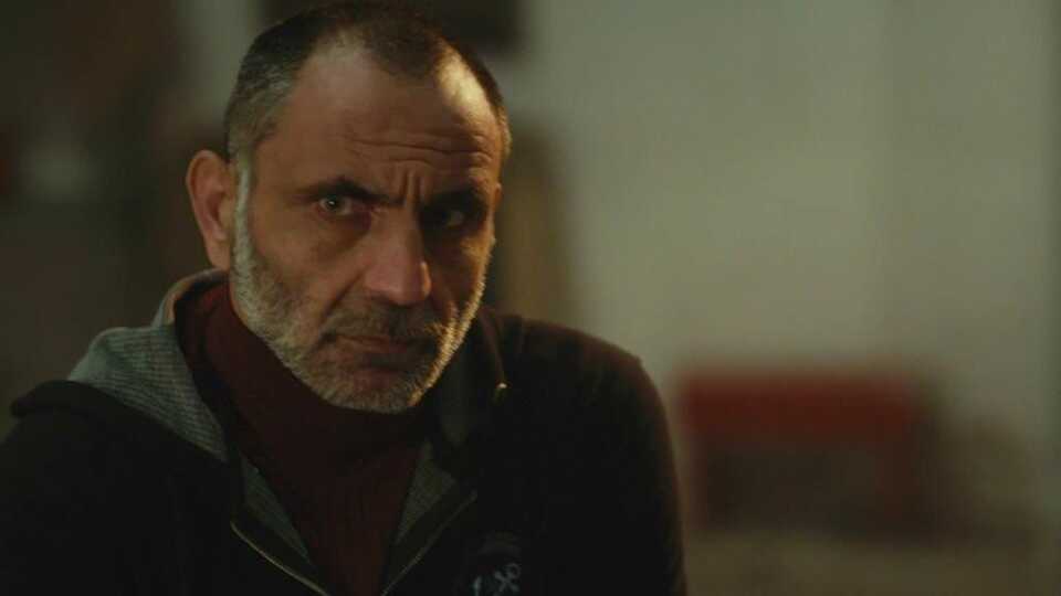 Ali'nin arası hem babasıyla hem de Derin'le bozuluyor