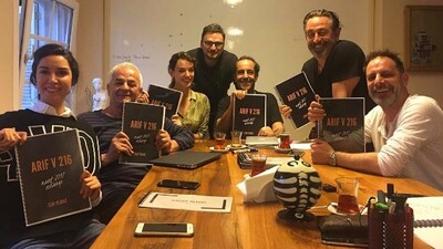 Eski eşine de rol verdi