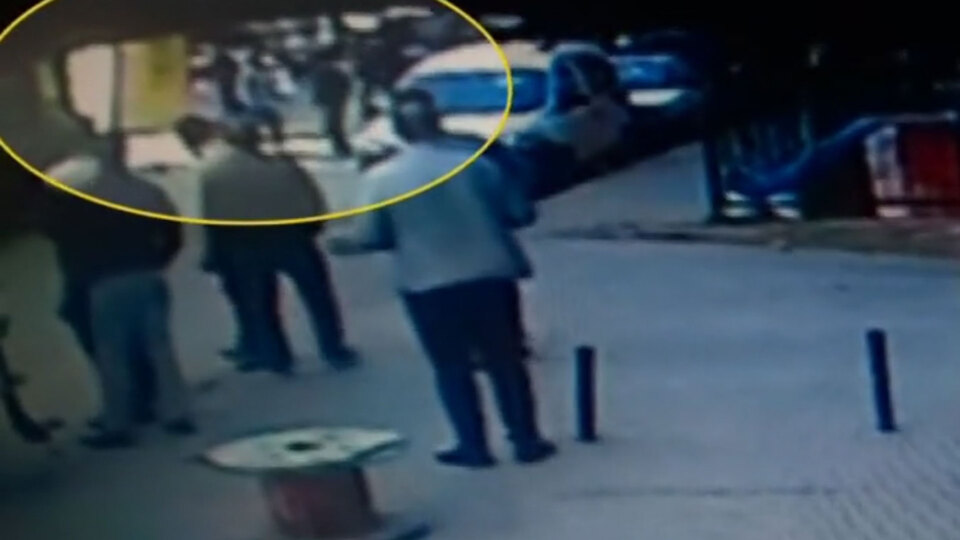 Sokak ortasında liseli cinneti! Ekmek bıçağı ile dehşet saçtı!