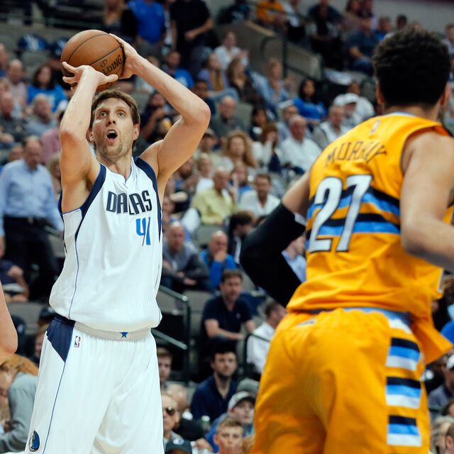 Dirk Nowitzki bırakmıyor!
