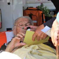 Ünlü oyuncunun kayınvalidesi oy kullanmaya ambulansla geldi