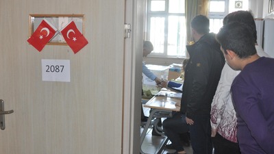 Kullandığı oyun fotoğrafını çekti, polise kafa attı, kaşını yardı!