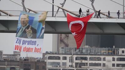 Rotterdam'da köprüye Erdoğan'ın resmi asıldı