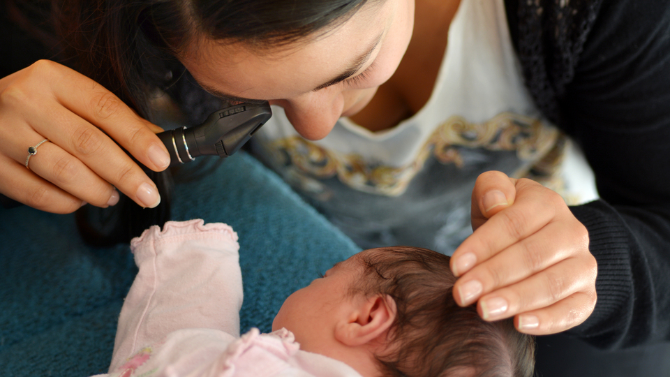 Erken doğan bebeklerde göz problemine dikkat!