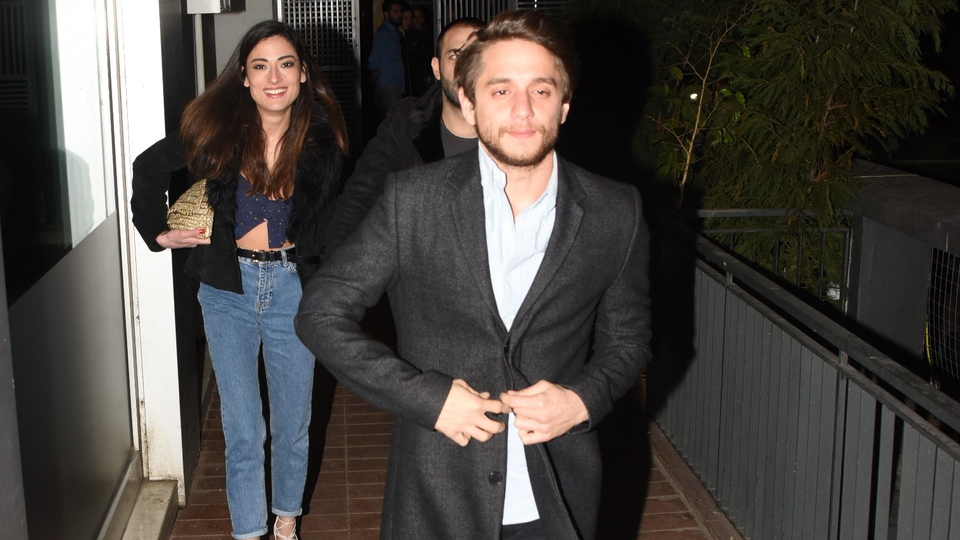 Aynı kadraja girmemek için çabaladı