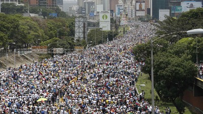 Venezuela'da yüzbinler sokakta!