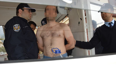 Bir anda soyundu! "Deliye neden kelepçe takılıyor?"