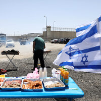 Açlık grevindeki tutukluların önünde mangal partisi!