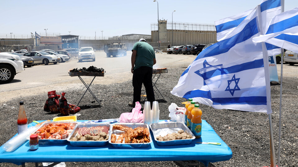Açlık grevindeki tutukluların önünde mangal partisi!