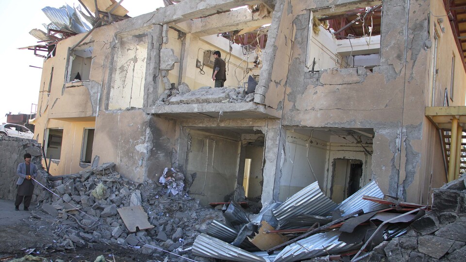 Taliban'dan askeri kampa saldırı: 50'den fazla ölü