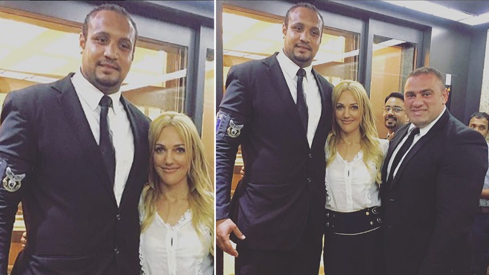 Güvenlik görevlisinin yanında küçücük kaldı