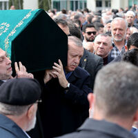 Erdoğan tabuta omuz verdi