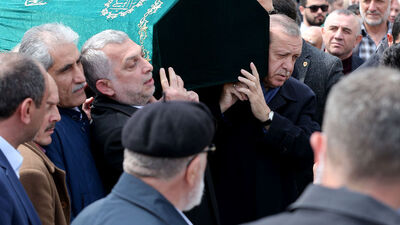 Erdoğan tabuta omuz verdi