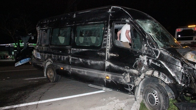 Sporcuları taşıyan servis kaza yaptı: 12 yaralı
