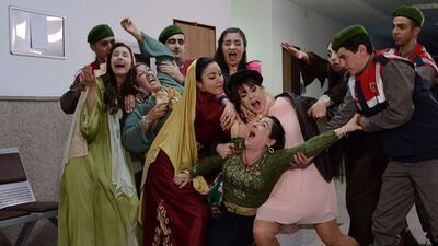 Yeni Gelin herkesi ekran başına kilitledi