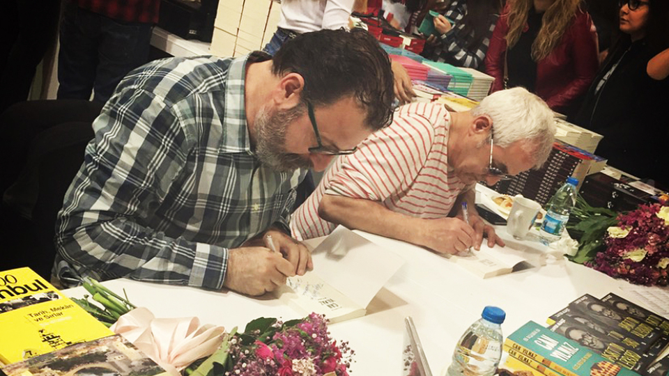 Sekiz saat boyunca imza attı!