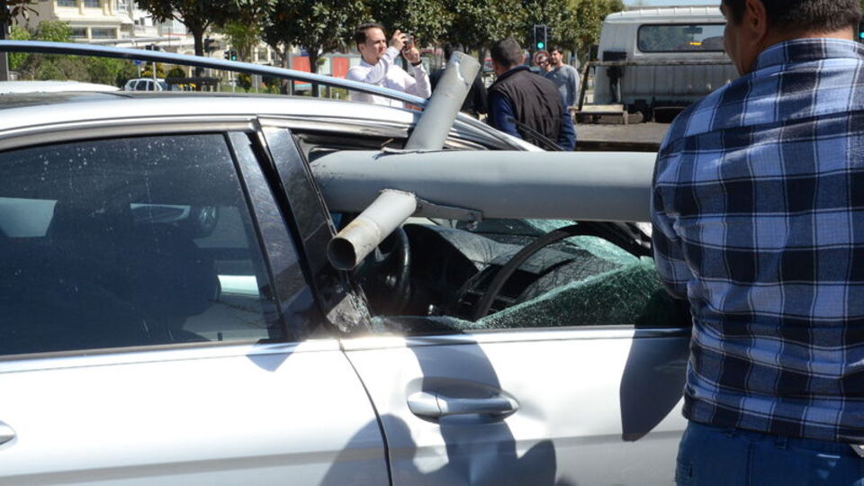 Maltepe'de akılalmaz olay! Otomobile saplandı