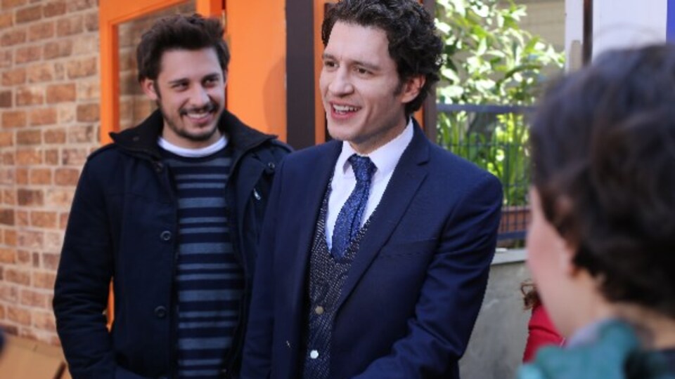 Çocuklar, tek tek vedalaşıyor