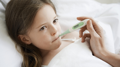 Ateşi yükseldiğinde çocuğun üstünü örtmeyin!