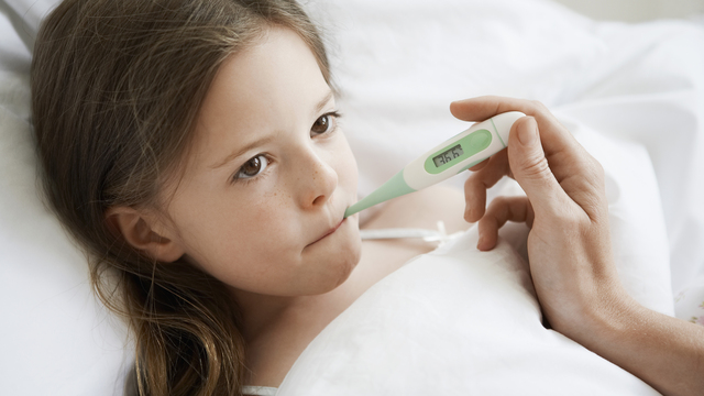 Ateşi yükseldiğinde çocuğun üstünü örtmeyin!