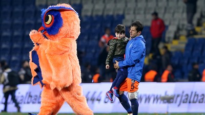 Emre Belözoğlu'ndan el hareketi!