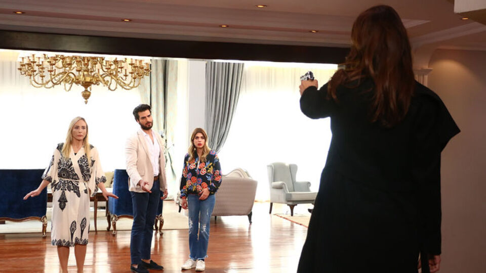 O Hayat Benim'de Zeynep Arda'yı vuruyor