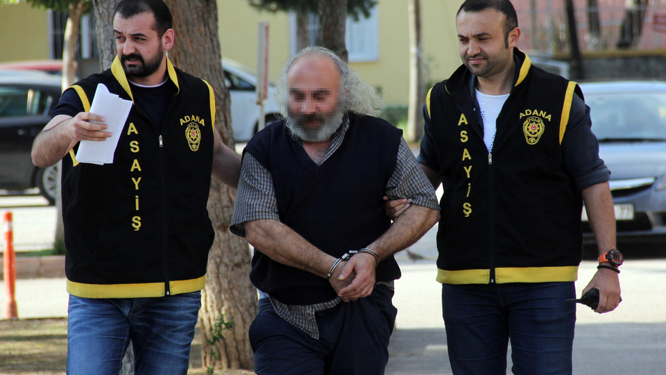 Büyü bozma bahanesiyle öğretmenle evlendi, ablasıyla sevgili oldu