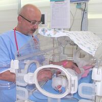 Doğumda oksijensiz kalan bebek yeniden hayata tutundu