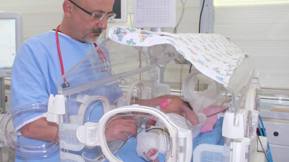 Doğumda oksijensiz kalan bebek yeniden hayata tutundu